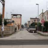 Il rione � accessibile solo grazie a un paio di ingressi, tra cui via Damiani, strada che decidiamo di attraversare. 
Ci ritroviamo subito circondati da bassi e vecchi edifici, alcuni dei quali di pallidi color pastello